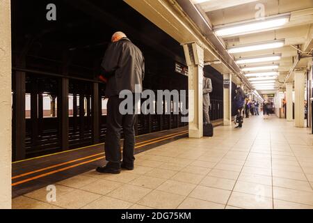 Piattaforma di una stazione della metropolitana a New York City Foto Stock