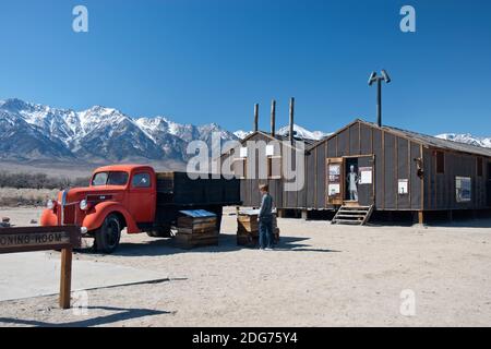 Donna legge circa il blocco 14 pasticcio sala a Manzanar Nat. Historic Site, un campo dove gli americani giapponesi furono internati nella seconda guerra mondiale in California. Foto Stock