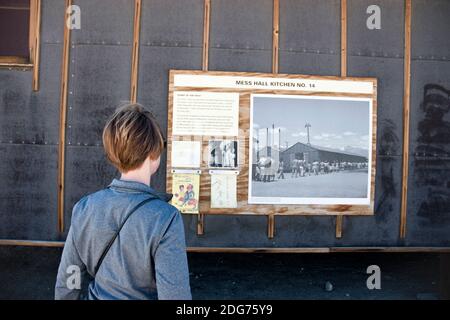 Donna legge circa il blocco 14 pasticcio sala a Manzanar Nat. Historic Site, un campo dove gli americani giapponesi furono internati nella seconda guerra mondiale in California. Foto Stock