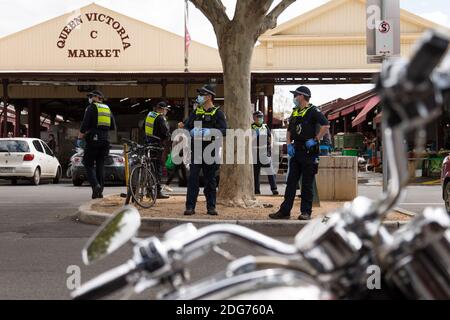 Melbourne, Australia, 10 ottobre 2020. Nel CBD e nel Queen Victoria Market, durante il COVID-19 a Melbourne, Australia, si vedono numerosi poliziotti. Il Premier Daniel Andrews ha rotto la notizia che Victoria non allenterà le restrizioni la prossima settimana. Molti esperti temevano che i punti di attivazione per facilitare le restrizioni fossero impostati impossibilmente bassi, tuttavia il Premier ha dichiarato nella sua conferenza stampa di oggi che il virus è tutto ciò che conta e non importa quanto tempo ci vuole, i vittoriani continueranno ad essere costretti a sopportare un duro blocco. Lo stato ha registrato 14 nuovi casi e zero morti durante la notte, portando Foto Stock