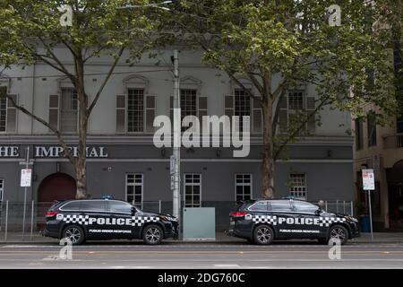 Melbourne, Australia, 10 ottobre 2020. La polizia continua ad essere vista in numero enorme in tutta la città durante COVID-19 a Melbourne, Australia. Il Premier Daniel Andrews ha rotto la notizia che Victoria non allenterà le restrizioni la prossima settimana. Molti esperti temevano che i punti di attivazione per facilitare le restrizioni fossero impostati impossibilmente bassi, tuttavia il Premier ha dichiarato nella sua conferenza stampa di oggi che il virus è tutto ciò che conta e non importa quanto tempo ci vuole, i vittoriani continueranno ad essere costretti a sopportare un duro blocco. Lo stato ha registrato 14 nuovi casi e zero morti durante la notte, portando il 14 giorno di rotolamento avera Foto Stock