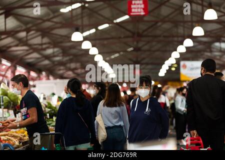 Melbourne, Australia, 10 ottobre 2020. La gente del posto è vista acquistare cibo fresco nel Queen Victoria Market durante il COVID-19 a Melbourne, Australia. Il Premier Daniel Andrews ha rotto la notizia che Victoria non allenterà le restrizioni la prossima settimana. Molti esperti temevano che i punti di attivazione per facilitare le restrizioni fossero impostati impossibilmente bassi, tuttavia il Premier ha dichiarato nella sua conferenza stampa di oggi che il virus è tutto ciò che conta e non importa quanto tempo ci vuole, i vittoriani continueranno ad essere costretti a sopportare un duro blocco. Lo stato ha registrato 14 nuovi casi e zero morti durante la notte, portando il rol di 14 giorni Foto Stock