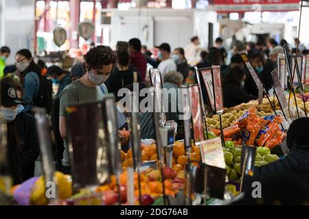 Melbourne, Australia, 10 ottobre 2020. La gente del posto è vista acquistare cibo fresco nel Queen Victoria Market durante il COVID-19 a Melbourne, Australia. Il Premier Daniel Andrews ha rotto la notizia che Victoria non allenterà le restrizioni la prossima settimana. Molti esperti temevano che i punti di attivazione per facilitare le restrizioni fossero impostati impossibilmente bassi, tuttavia il Premier ha dichiarato nella sua conferenza stampa di oggi che il virus è tutto ciò che conta e non importa quanto tempo ci vuole, i vittoriani continueranno ad essere costretti a sopportare un duro blocco. Lo stato ha registrato 14 nuovi casi e zero morti durante la notte, portando il rol di 14 giorni Foto Stock