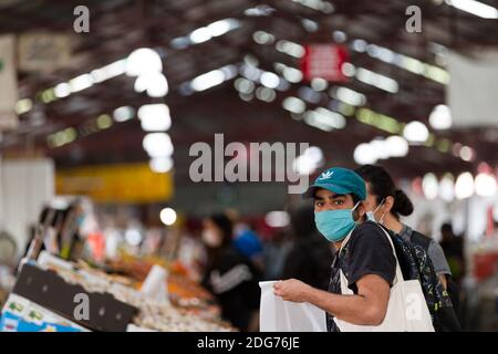 Melbourne, Australia, 10 ottobre 2020. La gente del posto è vista acquistare cibo fresco nel Queen Victoria Market durante il COVID-19 a Melbourne, Australia. Il Premier Daniel Andrews ha rotto la notizia che Victoria non allenterà le restrizioni la prossima settimana. Molti esperti temevano che i punti di attivazione per facilitare le restrizioni fossero impostati impossibilmente bassi, tuttavia il Premier ha dichiarato nella sua conferenza stampa di oggi che il virus è tutto ciò che conta e non importa quanto tempo ci vuole, i vittoriani continueranno ad essere costretti a sopportare un duro blocco. Lo stato ha registrato 14 nuovi casi e zero morti durante la notte, portando il rol di 14 giorni Foto Stock