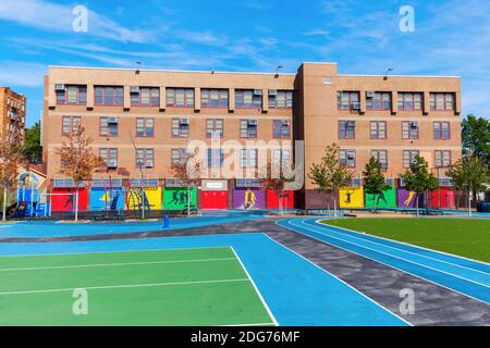 Scuola con campo da gioco nel Bronx, New York City Foto Stock