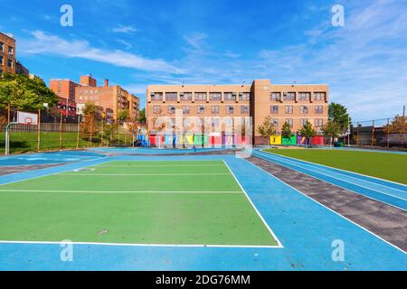 Scuola con campo da gioco nel Bronx, New York City Foto Stock