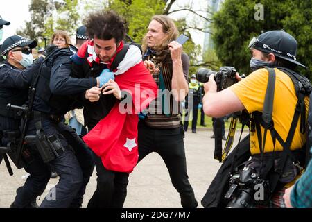 Melbourne, Australia, 23 ottobre 2020. La polizia è vista arrestare un protestante durante il Melbourne Freedom Rally al Santuario. Il Premier Daniel Andrews promette un 'significativo' allentamento delle restrizioni di fase 4 questo fine settimana. Questo viene come solo un nuovo caso di Coronavirus è stato scoperto nel corso delle ultime 24 ore e non Deaths.Credit: Dave Hewison / Alamy Live News Foto Stock