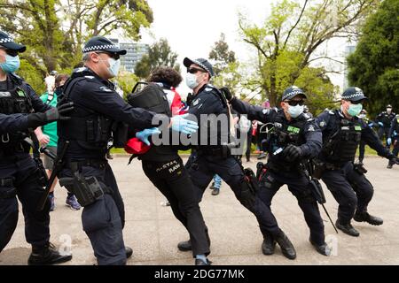 Melbourne, Australia, 23 ottobre 2020. La polizia è vista arrestare un protestante durante il Melbourne Freedom Rally al Santuario. Il Premier Daniel Andrews promette un 'significativo' allentamento delle restrizioni di fase 4 questo fine settimana. Questo viene come solo un nuovo caso di Coronavirus è stato scoperto nel corso delle ultime 24 ore e non Deaths.Credit: Dave Hewison / Alamy Live News Foto Stock