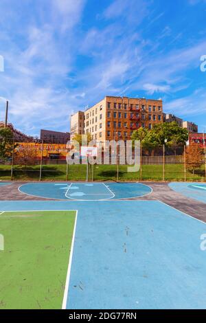 Scuola con campo da gioco nel Bronx, New York City Foto Stock