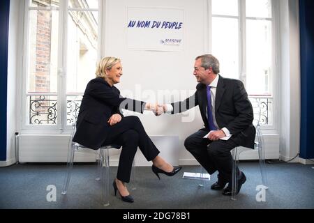 Esclusiva - il presentatore LBC Nigel Farage intervista Marine le Pen a Parigi per il suo show radiofonico nazionale a Parigi il 12 marzo 2017. L'intervista completa sarà trasmessa stasera al Nigel Farage Show (Mercoledì) dalle 19:00 in LBC. Foto di Eliot Blondt/ABACAPRESS.COM Foto Stock