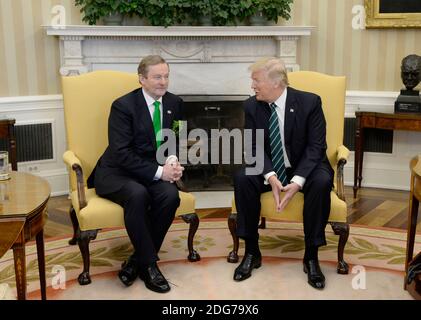 Il presidente degli Stati Uniti Donald J. Trump tiene un incontro bilaterale con il Taoiseach dell'Irlanda Enda Kenny nell'Ufficio ovale della Casa Bianca il 16 marzo 2017 a Washington, DC. Foto di Olivier Douliery/Pool ABACAPRESS.COM Foto Stock