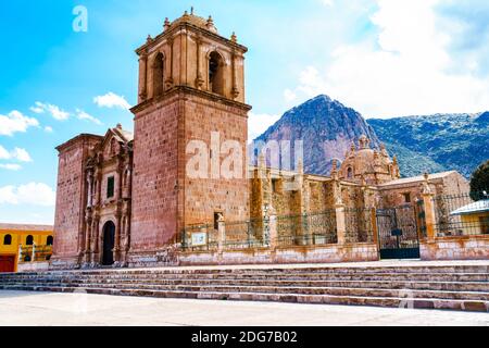 Campanile di Pupuka Chiesa di Pukara con mucca di ceramica alla recinzione Foto Stock