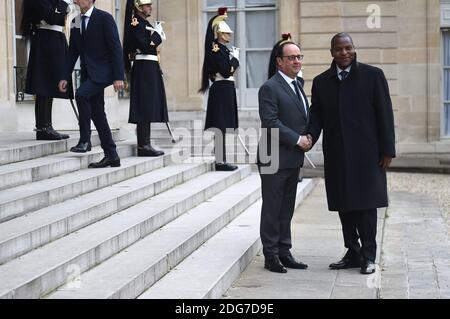 Il presidente francese Francois Hollande (R) stringe le mani con il presidente della Repubblica Centrafricana Faustin Archange Touadera il 20 marzo 2017 presso l'Elysee Palace di Parigi, Francia. Foto di Eliot Blondt/ABACAPRESS.COM Foto Stock