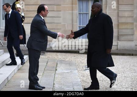 Il presidente francese Francois Hollande (R) stringe le mani con il presidente della Repubblica Centrafricana Faustin Archange Touadera il 20 marzo 2017 presso l'Elysee Palace di Parigi, Francia. Foto di Eliot Blondt/ABACAPRESS.COM Foto Stock