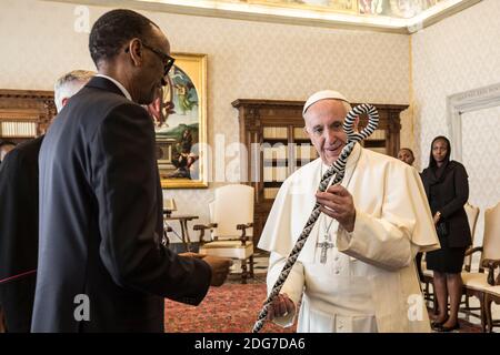 Papa Francesco incontra il Presidente del Ruanda Paolo Kagame in Vaticano il 20 marzo 2017. L’incontro di Kagame con il Papa arriva appena quattro mesi dopo che il Consiglio Episcopale locale della Chiesa Cattolica ha rilasciato una dichiarazione di scusa per la partecipazione di alcuni suoi membri nel genocidio contro Tutsi del 1994. Foto di ABACAPRESS.COM Foto Stock