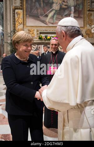 Papa Francesco saluta Angela Merkel, cancelliere tedesco, mentre riceve i capi di Stato e di governo dell'UE nella Sala Regia in Vaticano il 24 marzo 2017. Primi ministri e presidenti di 27 stati membri dell'Unione europea si sono riuniti in Italia per celebrare la fondazione del Trattato di Roma nel 1957, ricevendo una benedizione papale alla vigilia del 60° anniversario. I leader sono stati riuniti in udienza da rappresentanti delle istituzioni dell'UE. Tra questi ricordiamo Donald Tusk, presidente del Consiglio europeo, Jean-Claude Juncker, presidente della Commissione europea e Antonio Tajani, presidente dell'Europa Foto Stock