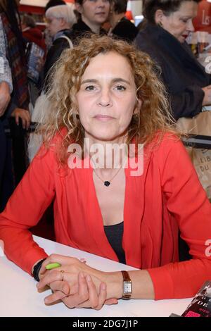 Firma del libro Delphine de Vigan alla 37a Fiera del Libro (Salon du Livre) a Parigi, Francia, 25 marzo 2017. Foto di Aurore Marechal/ABACAPRESS.COM Foto Stock