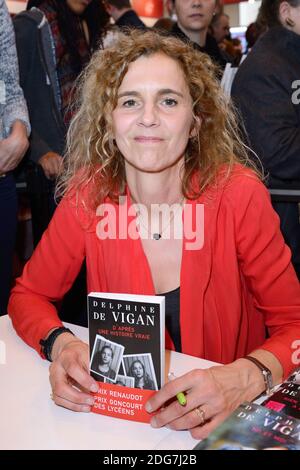 Firma del libro Delphine de Vigan alla 37a Fiera del Libro (Salon du Livre) a Parigi, Francia, 25 marzo 2017. Foto di Aurore Marechal/ABACAPRESS.COM Foto Stock