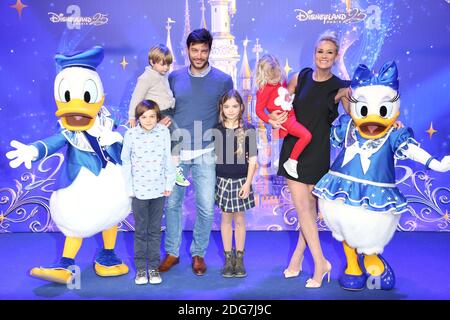 Elodie Gossuin, suo marito Bertrand Lacherie e la loro ragazza che partecipa al 25 ° anniversario di Disneyland Resort Paris a Marne-la-Vallee, periferia di Parigi, Francia, il 25 marzo 2017. Foto di Jerome Domine/ABACAPRESS.COM Foto Stock