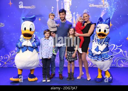 Elodie Gossuin, suo marito Bertrand Lacherie e la loro ragazza che partecipa al 25 ° anniversario di Disneyland Resort Paris a Marne-la-Vallee, periferia di Parigi, Francia, il 25 marzo 2017. Foto di Jerome Domine/ABACAPRESS.COM Foto Stock