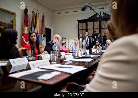 Il presidente degli Stati Uniti Donald Trump, terza a sinistra, e Ivanka Trump, figlia di Trump, al centro, ascoltano durante un incontro con le donne piccole imprese proprietari nella Roosevelt Room della Casa Bianca a Washington, D.C., Stati Uniti, lunedì 27 marzo 2017. Lunedì gli investitori hanno svolto ulteriori negoziazioni avviate a novembre sulla base dell’idea che l’elezione di Trump e di un Congresso repubblicano significasse un passaggio senza problemi di un programma che includeva tagli fiscali favorevoli alle imprese e cambiamenti normativi. Fotografo: Andrew Harrer/Bloomberg Foto Stock