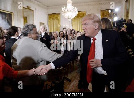 Il presidente Donald Trump saluta i partecipanti durante il gruppo Women’s Empowerment Panel alla Casa Bianca di Washington, DC, 29 marzo 2017.Foto di Olivier Douliery/Abaca Foto Stock