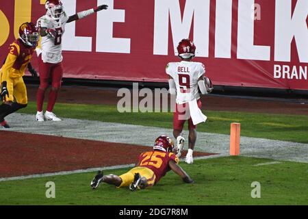 Renard Bell (9), il grande ricevitore di Washington state Cougars, segna un touchdown durante una partita di football dell'NCAA contro i Trojan della California meridionale, domenica Foto Stock