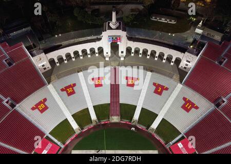 Vista generale delle maglie USC ritirate nel Los Angeles Memorial Coliseum dopo una partita di football tra l'NCAA La Troja della California meridionale Foto Stock