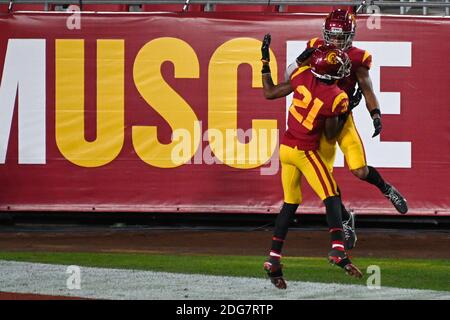 Tyler Vaughns (21), il grande ricevitore dei Trojans della California meridionale, celebra un incontro durante una partita di football della NCAA contro i Washington state Cougars, Foto Stock