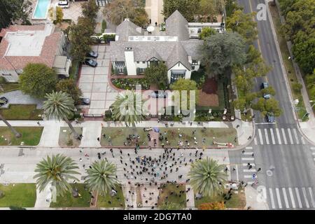 I dimostranti si riuniscono nella casa del sindaco di Los Angeles Eric Garcetti. Lunedì 7 dicembre 2020 a Los Angeles. I manifestanti sono stati al di fuori della Getty Foto Stock