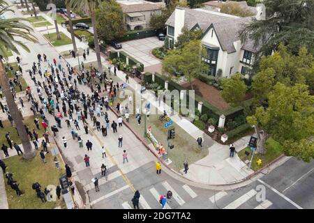 I dimostranti si riuniscono nella casa del sindaco di Los Angeles Eric Garcetti. Lunedì 7 dicembre 2020 a Los Angeles. I manifestanti sono stati al di fuori della Getty Foto Stock