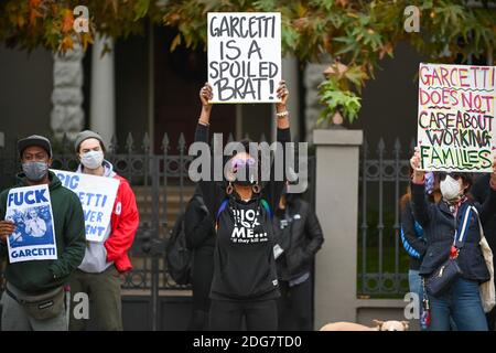 I dimostranti si riuniscono nella casa del sindaco di Los Angeles Eric Garcetti. Lunedì 7 dicembre 2020 a Los Angeles. I manifestanti sono stati al di fuori della Getty Foto Stock