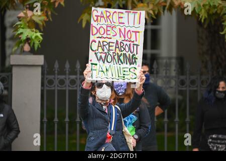 I dimostranti si riuniscono nella casa del sindaco di Los Angeles Eric Garcetti. Lunedì 7 dicembre 2020 a Los Angeles. I manifestanti sono stati al di fuori della Getty Foto Stock