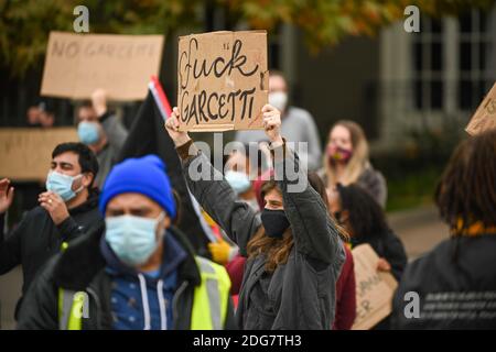 I dimostranti si riuniscono nella casa del sindaco di Los Angeles Eric Garcetti. Lunedì 7 dicembre 2020 a Los Angeles. I manifestanti sono stati al di fuori della Getty Foto Stock