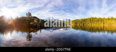 Splendida e tranquilla vista panoramica sul lago di Levette Foto Stock