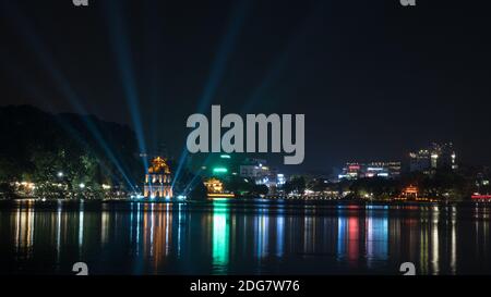 Turtle Tower presso il Lago Hoan Kiem nella notte Hanoi, Vietnam Foto Stock