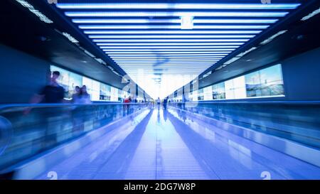 Tunnel con scale mobili piatta in aeroporto di Seoul Foto Stock