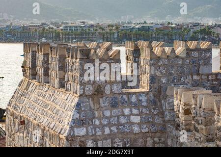 Parte del forte medievale di Marmaris Turchia. Le mura e le torri sono fatte di grandi blocchi di pietra ruvida. Storico, patrimonio storico Foto Stock