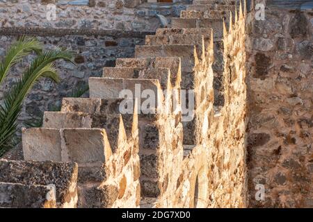 Parte del forte medievale di Marmaris Turchia. Parete di un forte medievale costruito di grandi blocchi di pietra grezza. Fortificazione, un archetipo militare del mi Foto Stock