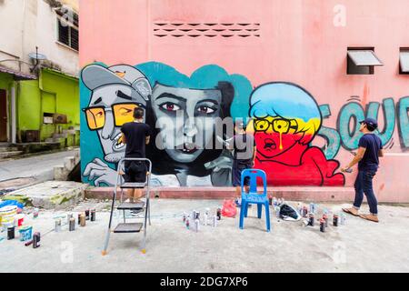 L'artista di strada malese Kenji Chai fa un murale a Kuala Lumpur, Malesia Foto Stock