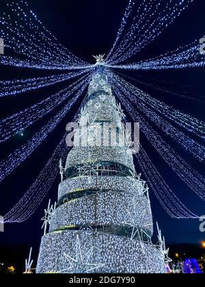 albero di nuovo anno con decorazione di luci di natale. illuminazione di festa di inverno Foto Stock