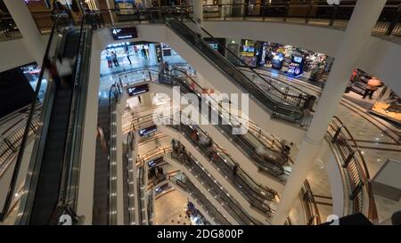 Persone su scale mobili in multipiano shopping mall Foto Stock