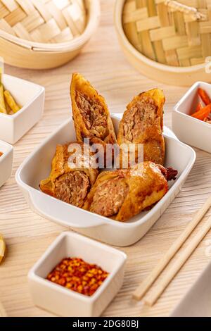 Involtini primavera di maiale Foto Stock