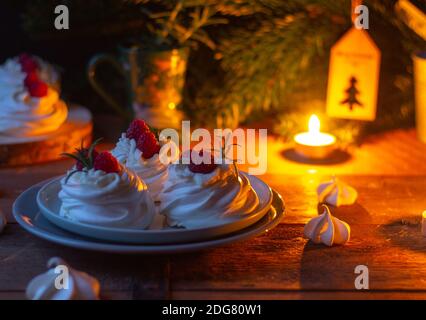 Cibo Christamas. Torta Pavlova con lamponi su sfondo scuro Foto Stock