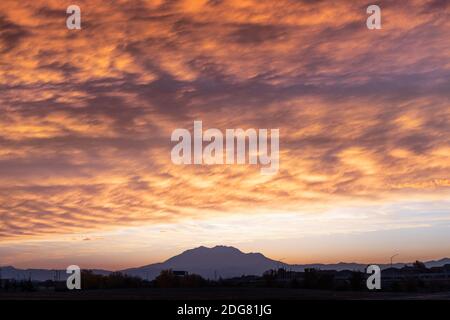 Tramonto colorato nell'area della Baia di San Francisco Est, con nuvole dai colori luminosi che coprono il cielo, e Monte Diablo visibile all'orizzonte; Contra Costa Council Foto Stock