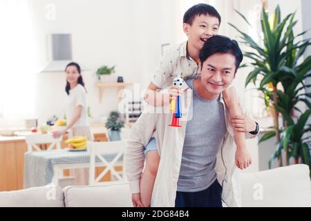 Padre e figlio che guardano gli sport Foto Stock