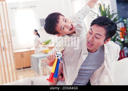 Padre e figlio che guardano gli sport Foto Stock