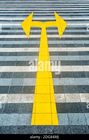 Segnaletica stradale gialla sulla pavimentazione Foto Stock