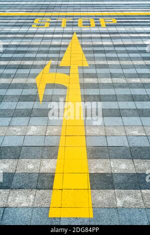 Segnaletica stradale gialla sulla pavimentazione Foto Stock