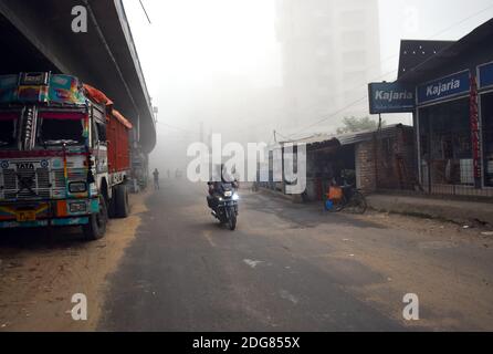 Kolkata, India. 8 dicembre 2020. La nebbia ha coperto tutta la città nella sessione invernale a Kolkata. (Foto di Sudipta Das/Pacific Press) Credit: Pacific Press Media Production Corp./Alamy Live News Foto Stock